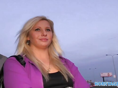 Busty blondine sutte ...